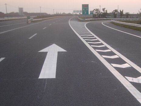 常用的兩種道路標(biāo)線涂料是熱熔型和溶劑型兩大類